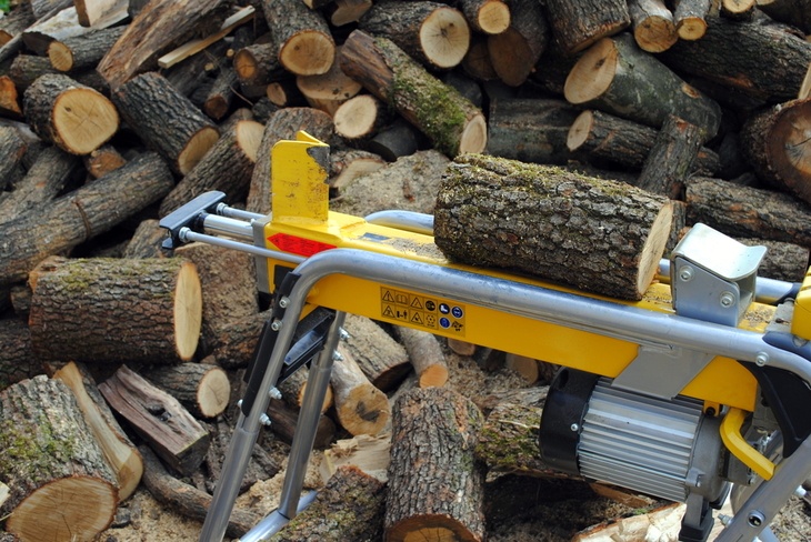 An example of how a gas- driven log splitter looks