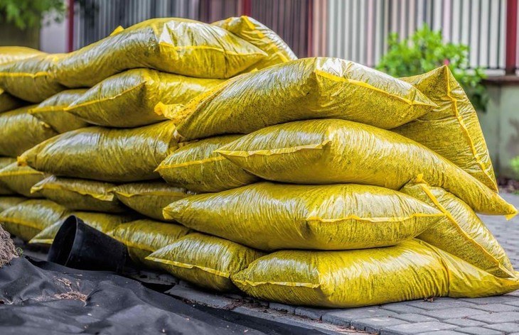 Sacks of soil, compost, or fertilizers are some of the heavy hauls you need in your garden.