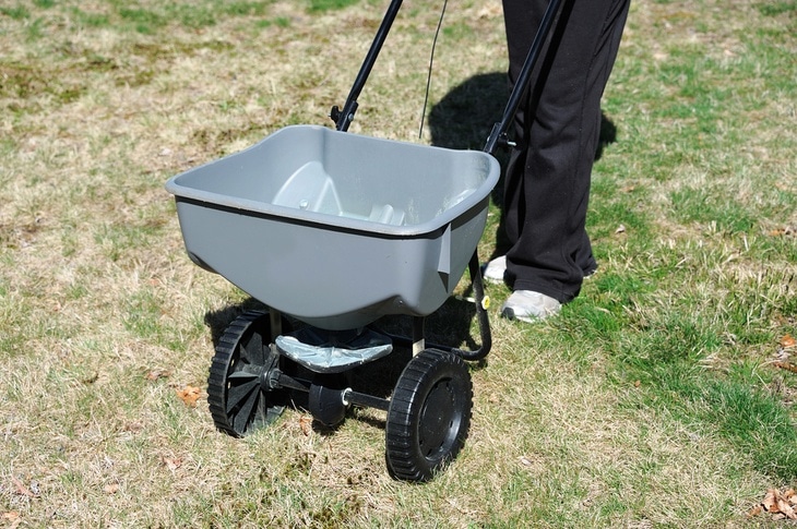 This drop spreader has wheels made of durable plastic.
