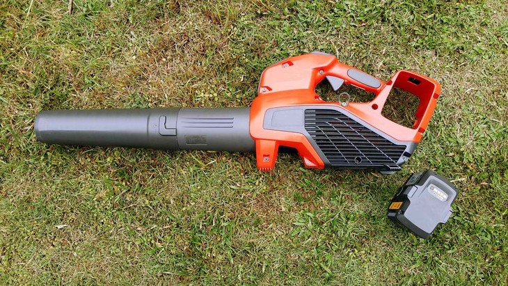 Battery-powered blower mulchers are lighter and work more efficiently than other types
