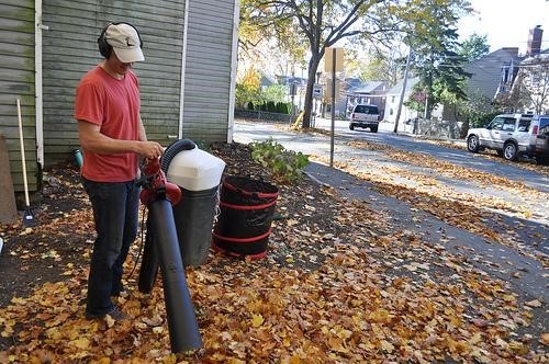 Leaf blower vacuum mulcher can collect and mulch leaves at the same time