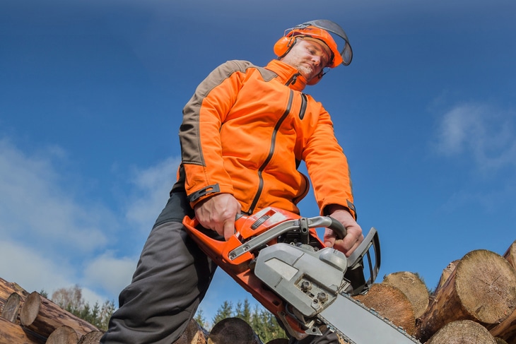 Operating a 4-stroke chainsaw is much more complicated than a 2-stroke one