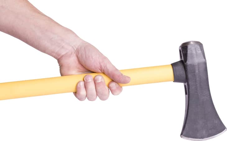 The user should be comfortable in holding the handle of the splitting maul