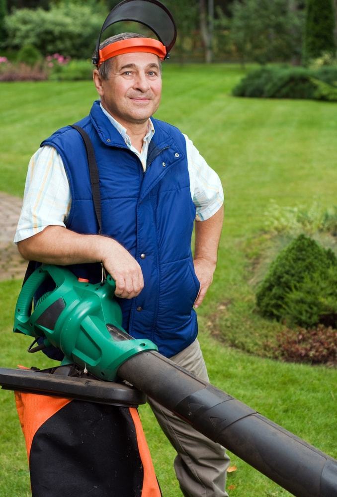 Wear the prescribed clothes when using power tools like a blower vacuum