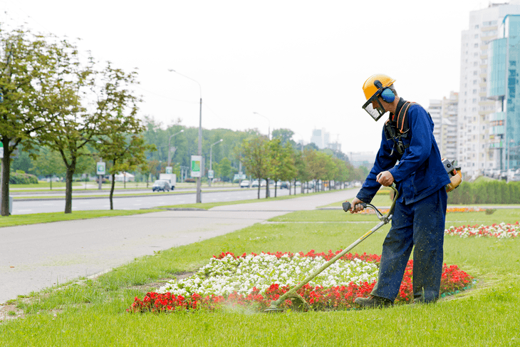 In order to keep your flowers standing out, it is best to level out the surrounding grass and eliminate weeds
