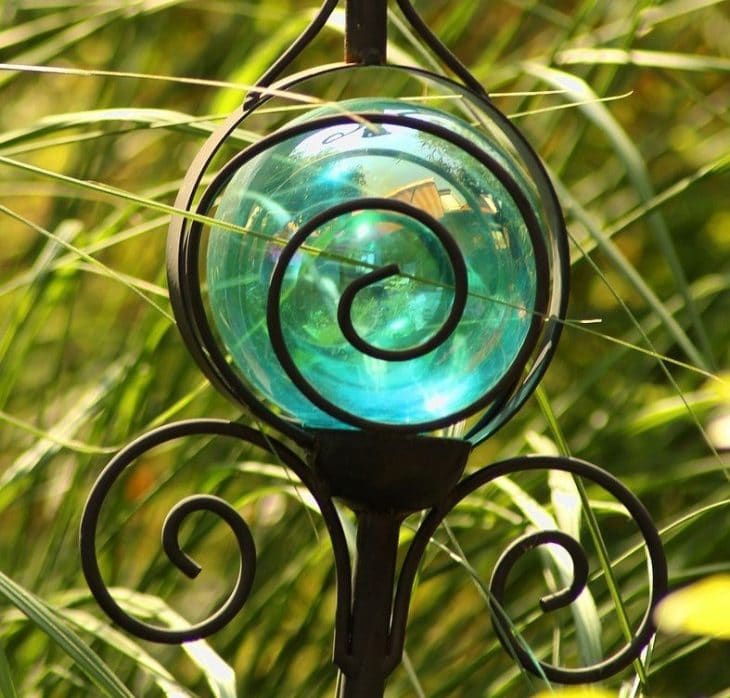 Green solar garden light near grass