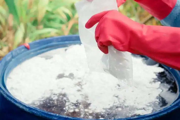 Mix the nutrient product into the water thoroughly