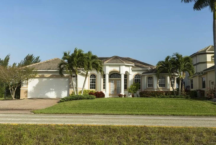 The difference between a healthy lawn and a bahia-infected lawn