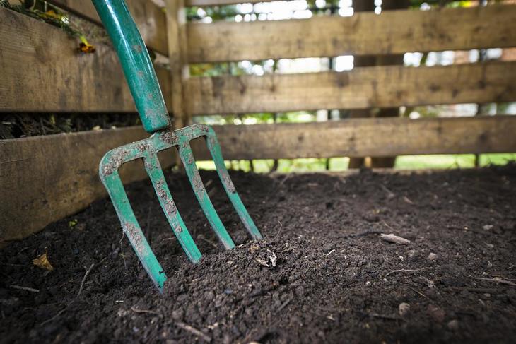 You don’t need gardenfork to mix and turn your compost inside the tumbler