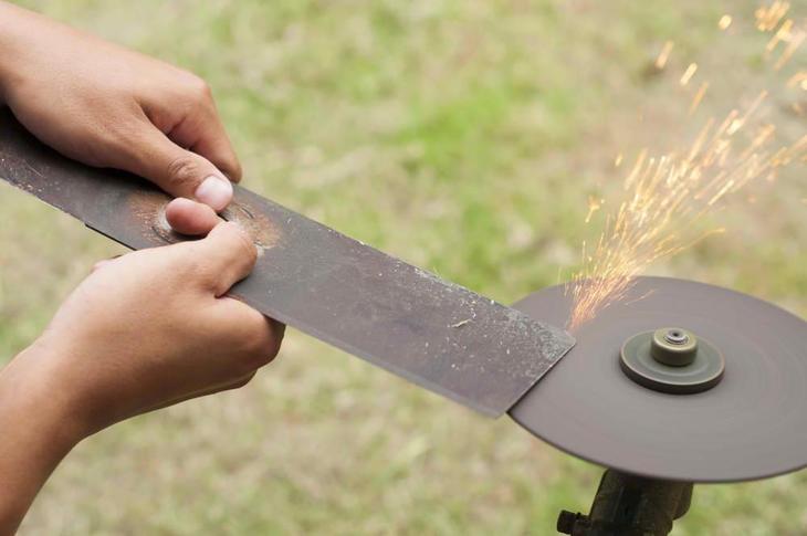 The blades need to be sharpened to produce clean cuts - best lawn mower blades