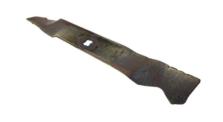 Worn out lawn mower blades should be sharpened or be replaced - best lawn mower blades