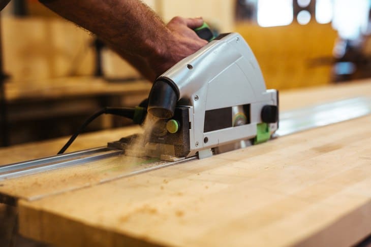 Typically, scroll saws are categorized according to the throat’s size